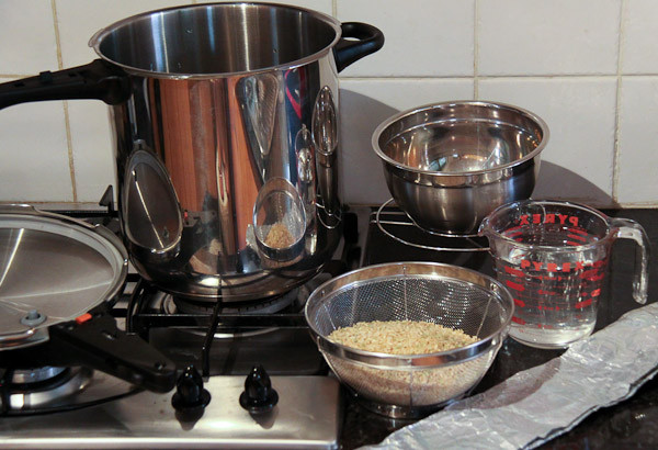 Nấu cơm gạo nứt bằng nồi áp suất
