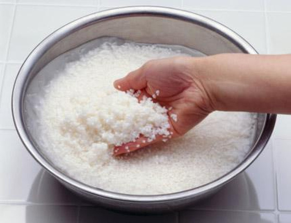 Vo và ngâm gạo trước khi đặt lên nồi nấu