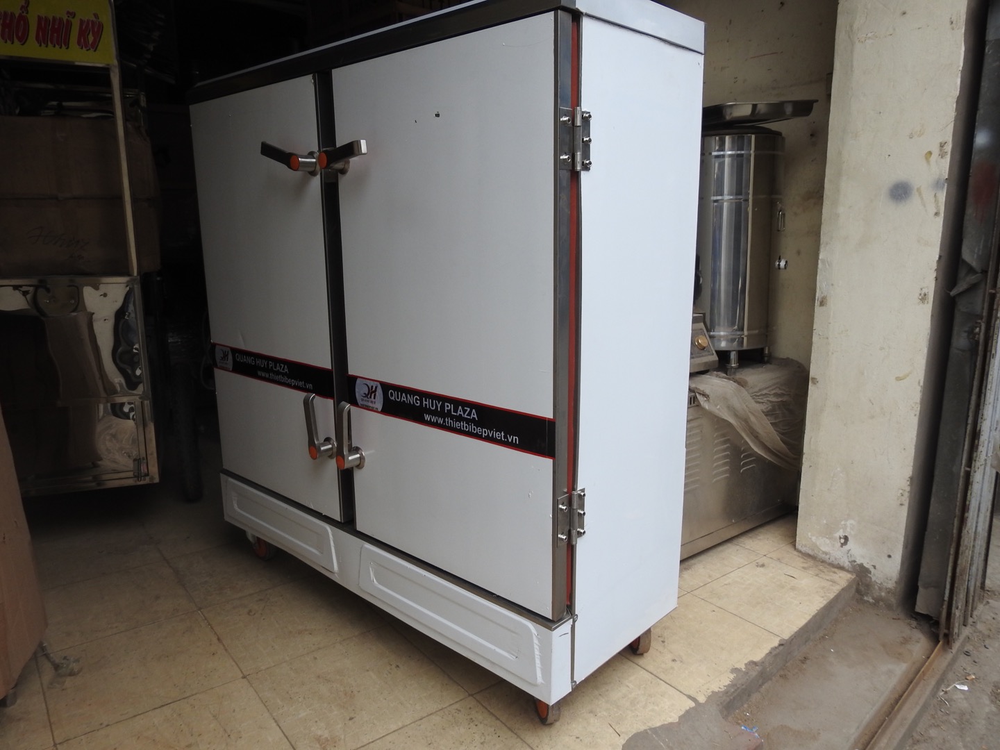 Bên cạnh tủ cơm Bên cạnh tủ cơm